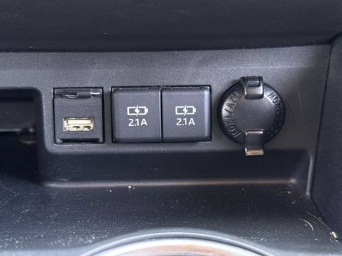 Used 2021 Toyota Highlander XLE AWD/4WD image 22