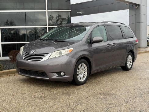 Used 2012 Toyota Sienna XLE image 7