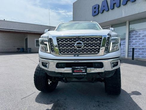 Used 2017 Nissan Titan SL image 11
