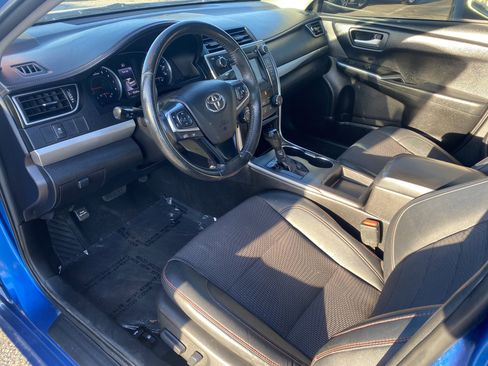 Used 2017 Toyota Camry SE w/ Moonroof Package image 10