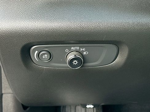 Used 2021 Chevrolet Traverse LS image 11