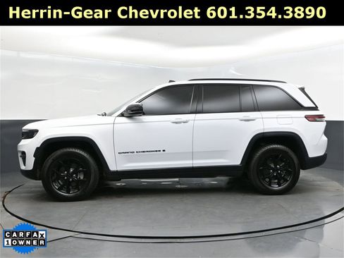 Used 2025 Jeep Grand Cherokee Altitude image 14