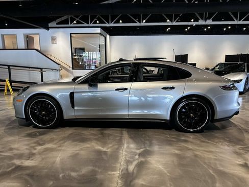 Used 2023 Porsche Panamera image 2