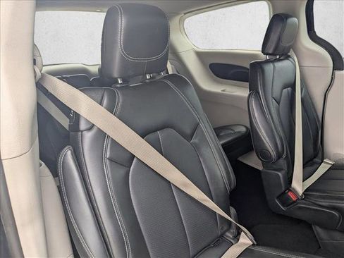Used 2024 Chrysler Pacifica Touring-L FWD image 18