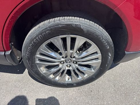Used 2022 Toyota Venza XLE AWD/4WD image 7