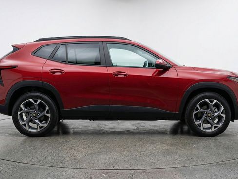 Used 2025 Chevrolet Trax LT FWD image 11