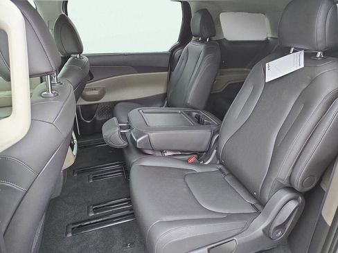 New 2026 Kia Carnival EX image 19