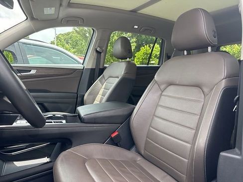 Used 2025 Volkswagen Atlas SEL AWD/4WD image 3
