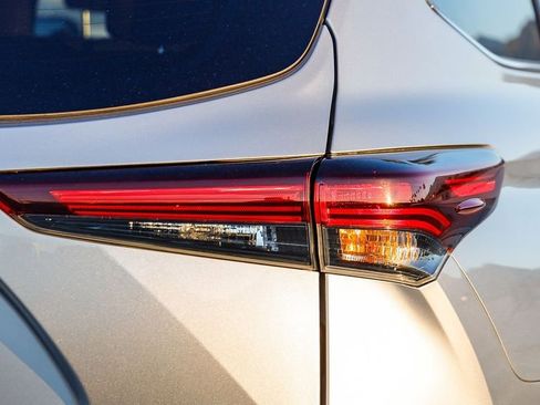 Used 2024 Toyota Highlander LE image 10