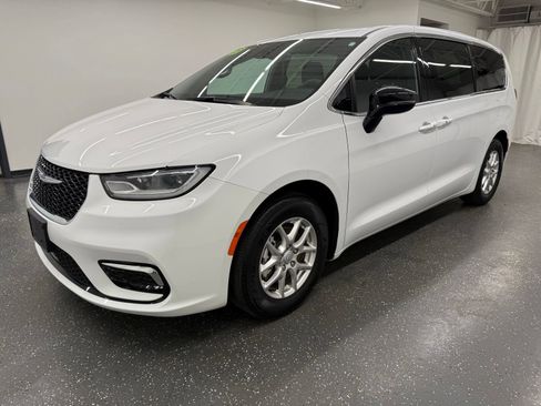Used 2025 Chrysler Pacifica Select FWD image 4