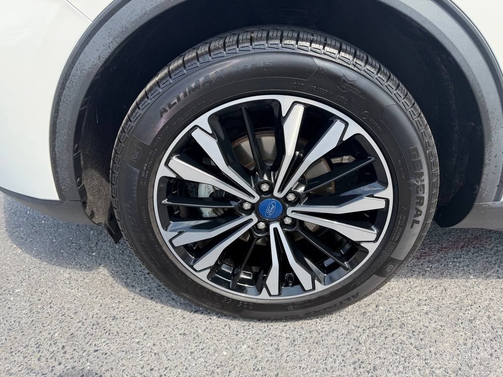 Certified 2022 Ford Escape SEL w/ SEL Stealth AWD Package image 17