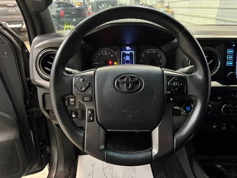Used 2017 Toyota Tacoma TRD Off-Road image 16