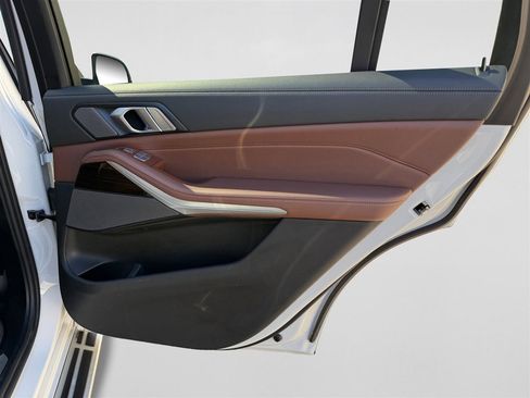 Used 2024 BMW X7 xDrive40i w/ Premium Package image 21