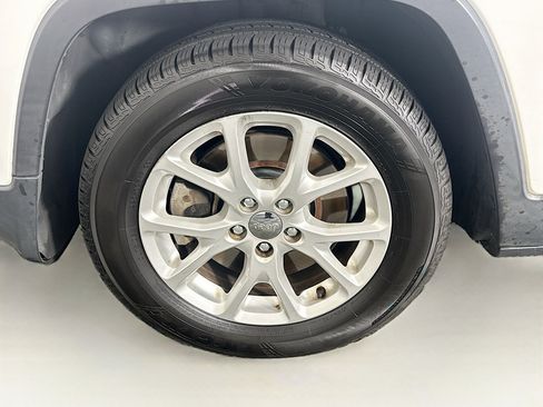 Used 2016 Jeep Cherokee Latitude FWD image 11