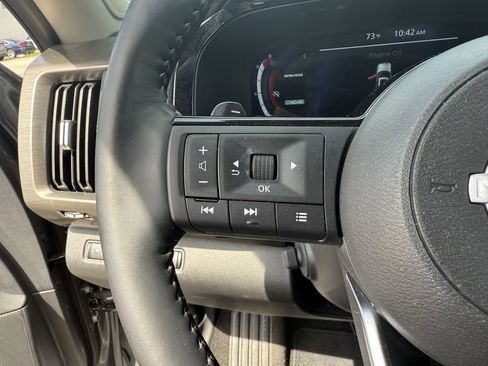 Used 2025 Nissan Pathfinder Platinum FWD image 16