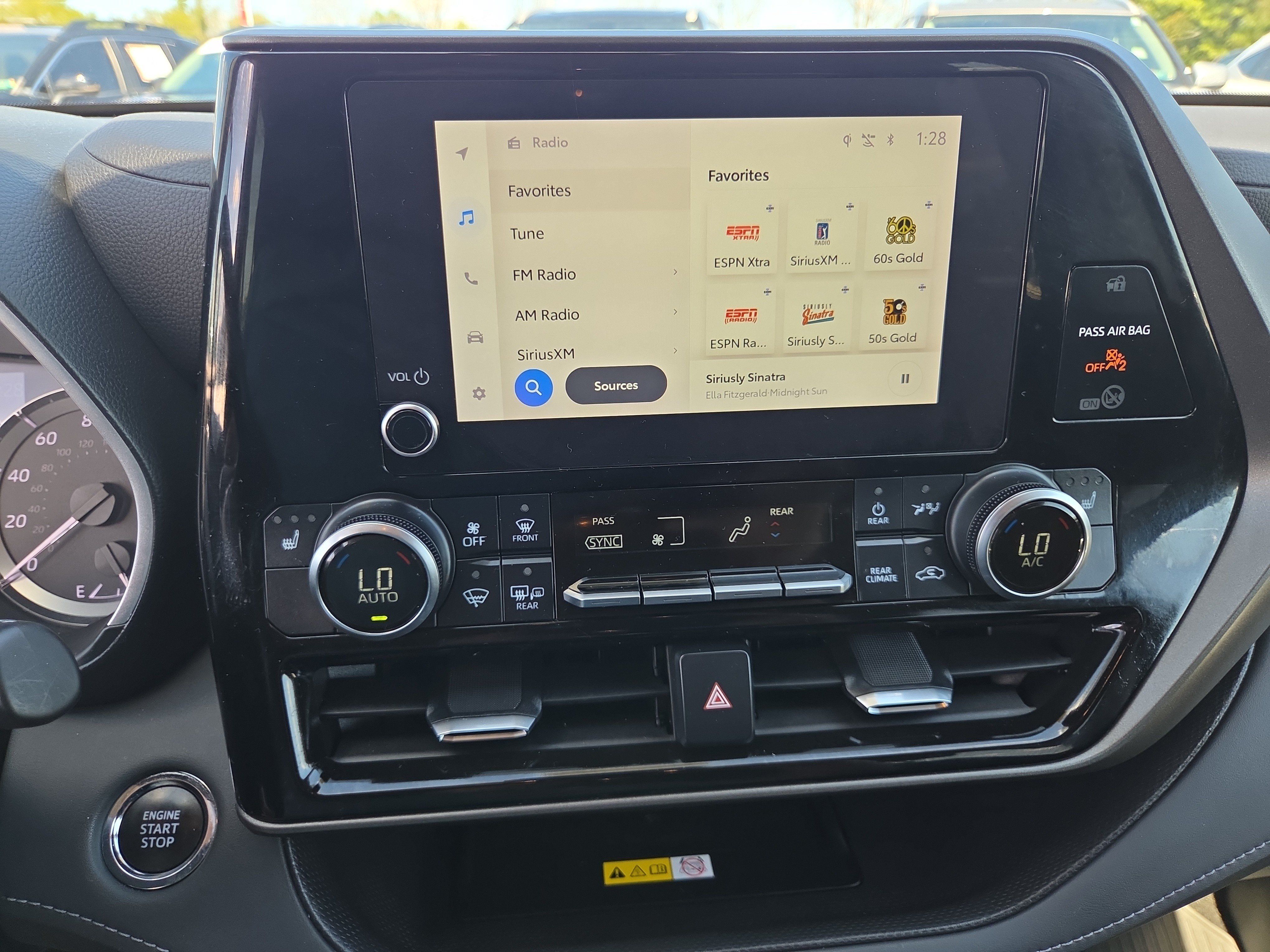 Used 2023 Toyota Highlander XLE AWD/4WD image 22