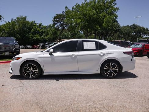 Used 2018 Toyota Camry SE FWD image 2