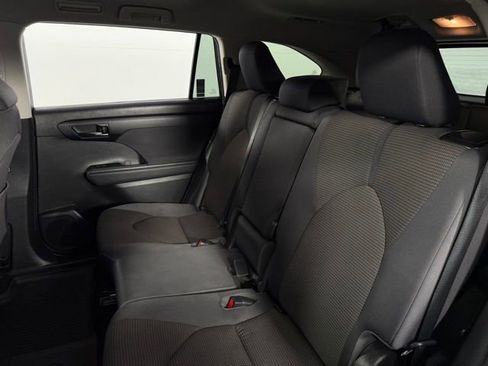 Used 2022 Toyota Highlander LE image 16