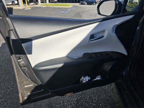 Used 2016 Toyota Prius Four Touring image 10