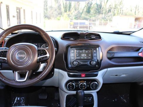 Used 2017 Jeep Renegade Latitude w/ Safety & Security Group FWD image 8