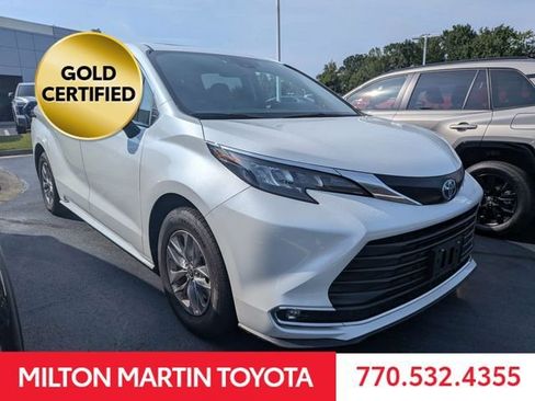 Certified 2024 Toyota Sienna XLE FWD image 2