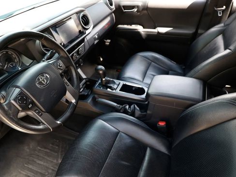 Used 2019 Toyota Tacoma TRD Sport image 4