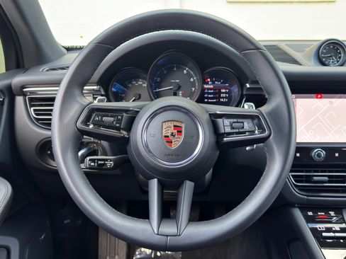 Used 2025 Porsche Macan AWD/4WD image 21