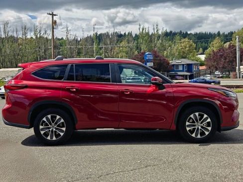 Used 2023 Toyota Highlander XLE FWD image 10