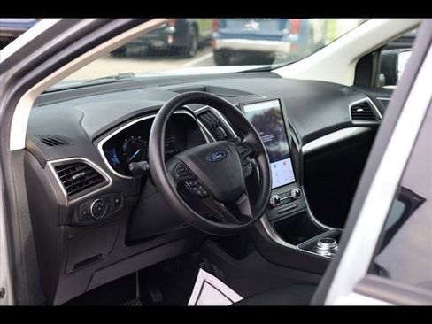 Used 2021 Ford Edge SE image 6