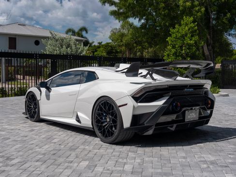Used 2021 Lamborghini Huracan STO RWD image 6