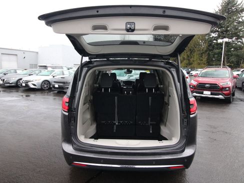 Used 2023 Chrysler Pacifica Touring-L image 27