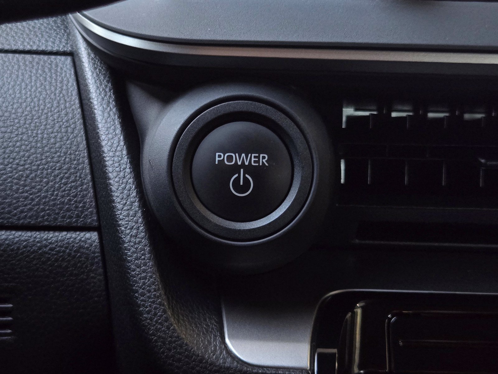 Certified 2025 Toyota Prius LE FWD image 18