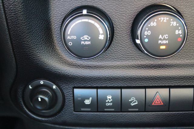 Used 2016 Jeep Wrangler Unlimited Sahara w/ Connectivity Group AWD/4WD image 18