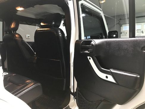 Used 2014 Jeep Wrangler Unlimited Sahara image 18