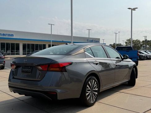 Used 2025 Nissan Altima 2.5 SV FWD image 5