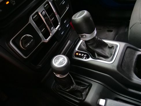 Used 2021 Jeep Gladiator Sport AWD/4WD image 14