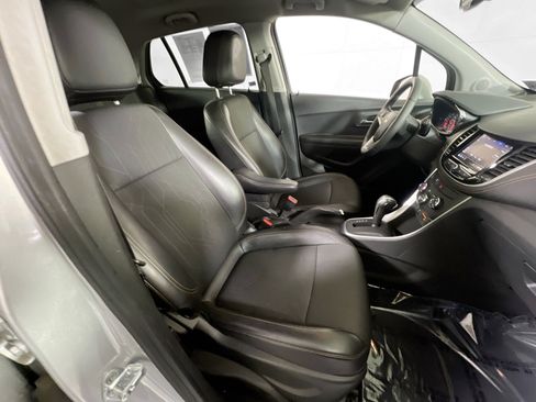 Used 2022 Chevrolet Trax LT w/ LT Convenience Package image 25