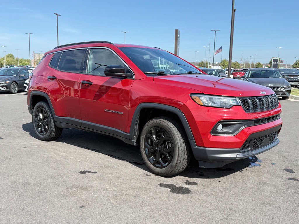 Used 2025 Jeep Compass Latitude w/ Sun & Sound Group AWD/4WD image 3