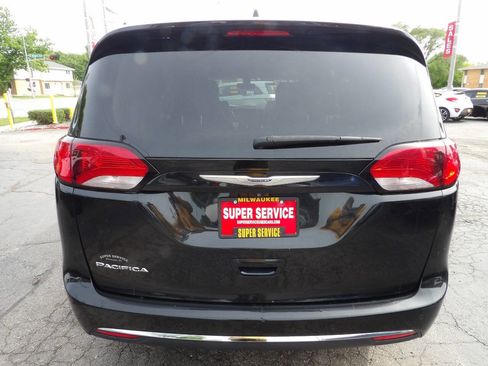 Used 2019 Chrysler Pacifica Touring-L FWD image 4