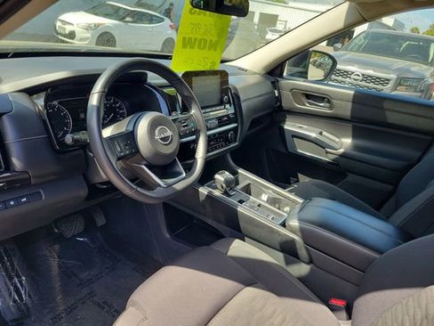 Used 2025 Nissan Pathfinder SV image 11