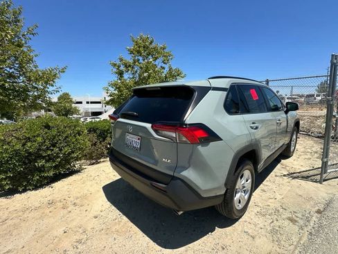 Used 2021 Toyota RAV4 XLE w/ Carpet Mat Package (TMS) FWD image 3
