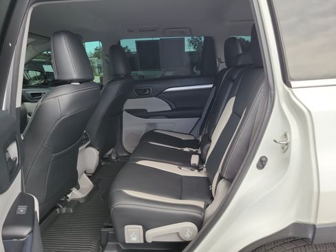 Used 2018 Toyota Highlander LE FWD image 24