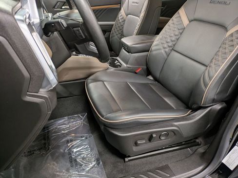 Used 2023 GMC Canyon Denali image 11