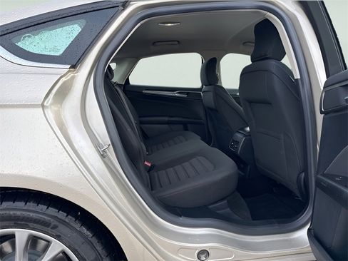 Used 2017 Ford Fusion SE w/ Fusion SE Technology Package image 11