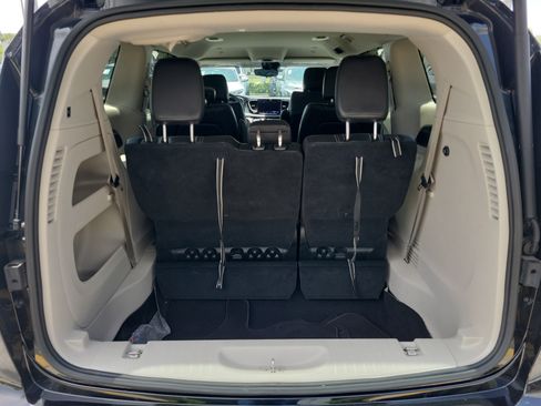 Used 2023 Chrysler Pacifica Touring-L FWD image 12