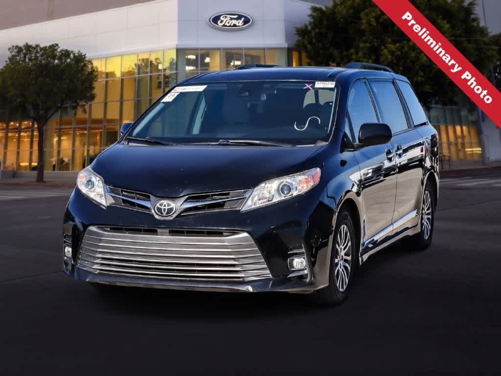 Used 2019 Toyota Sienna XLE w/ XLE Navigation Package FWD image 1