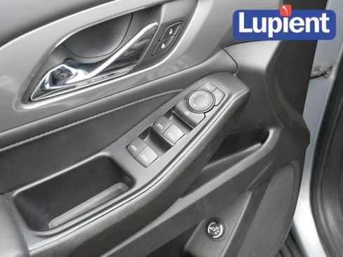 Used 2023 Chevrolet Traverse LT image 14