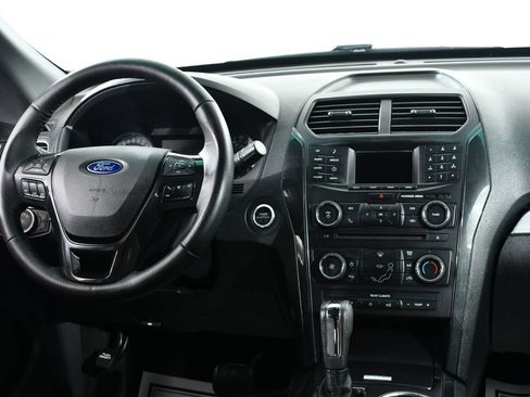 Used 2017 Ford Explorer XLT AWD/4WD image 8