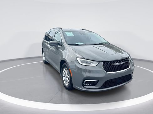 Used 2022 Chrysler Pacifica Touring-L FWD image 2