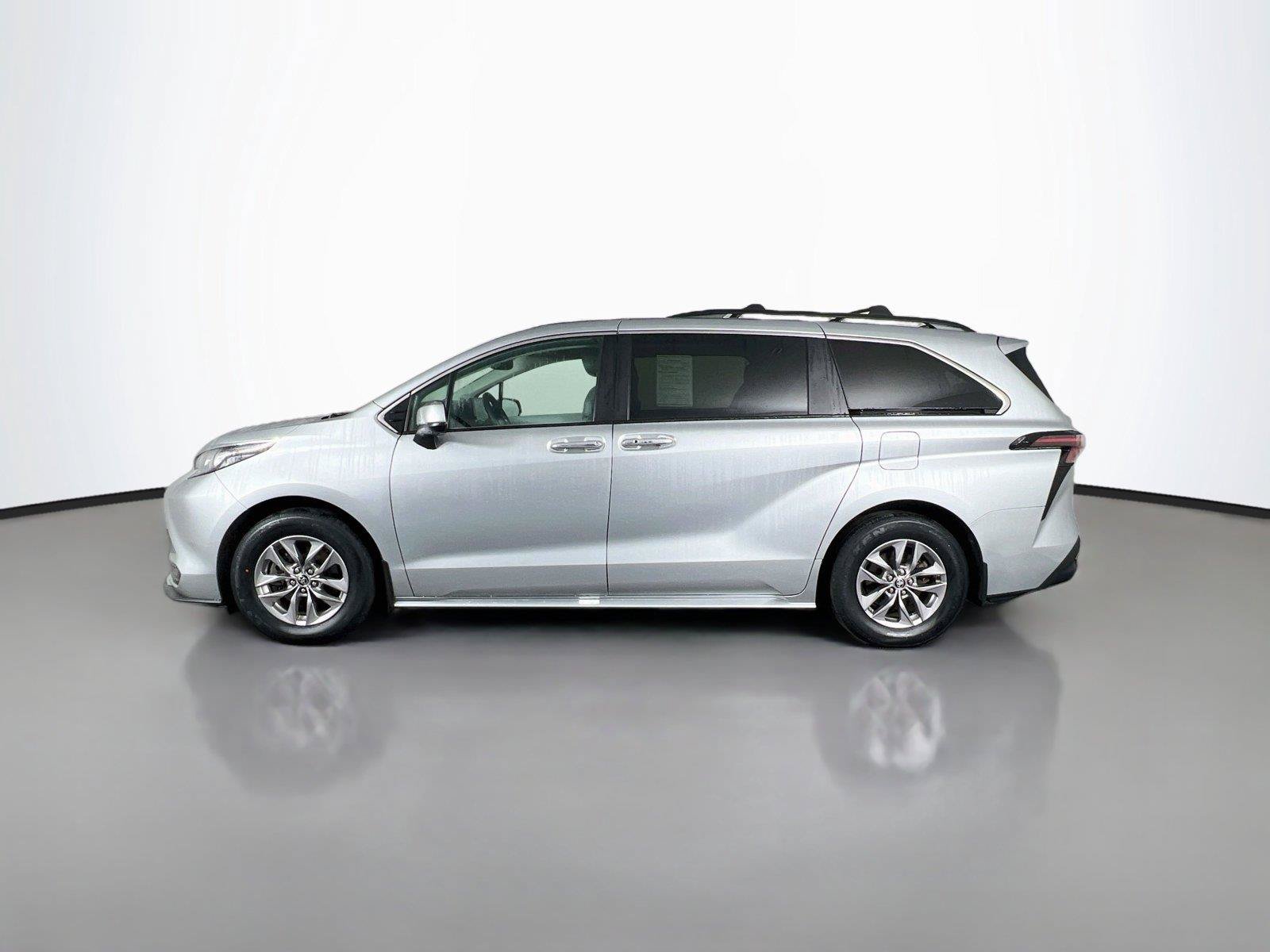 Used 2025 Toyota Sienna XLE w/ XLE Plus Package AWD/4WD image 3
